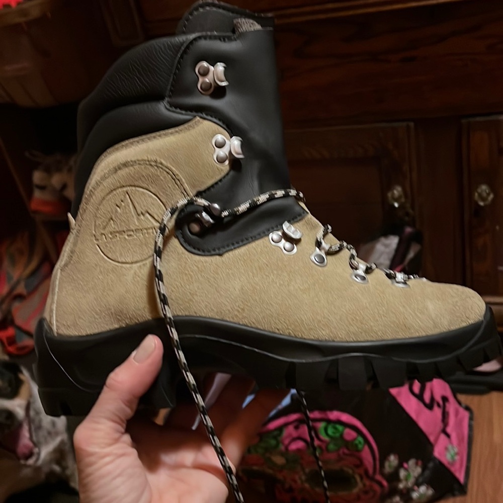 NWOT, tan glacier WLF mountaineering boots La Sportiva 41.5